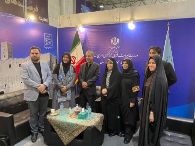 بازدید دکتر صوفی از غرفه کانون جهانگردی و اتومبیلرانی در اولین دوره نمایشگاه فرهنگ ایران زمین در جزیره کیش