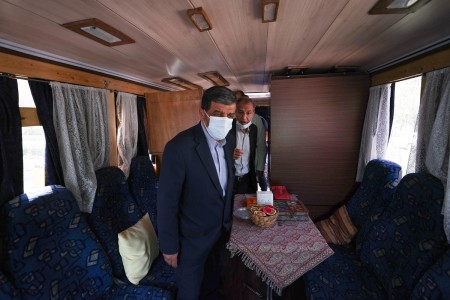 بازدید وزیر میراث فرهنگی و مدیرعامل کانون جهانگردی و اتومبیلرانی از خودروهای کمپر و تاریخی در باغ کتاب تهران